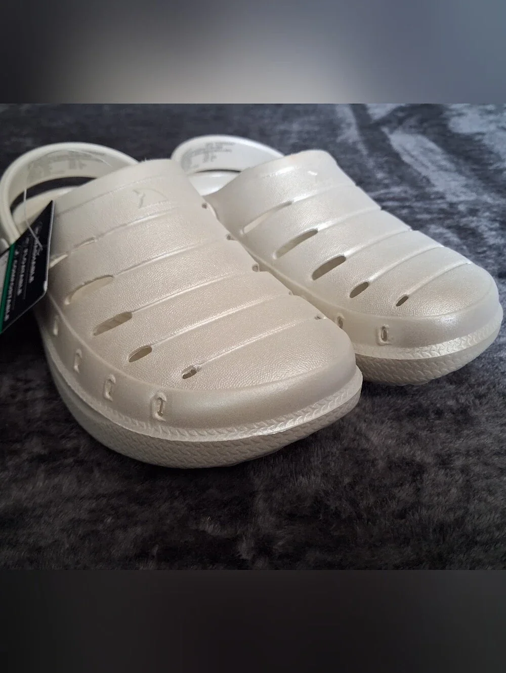 NWT Rugged Shark Pearly White Slip On Clog Shoes Girls Size 11